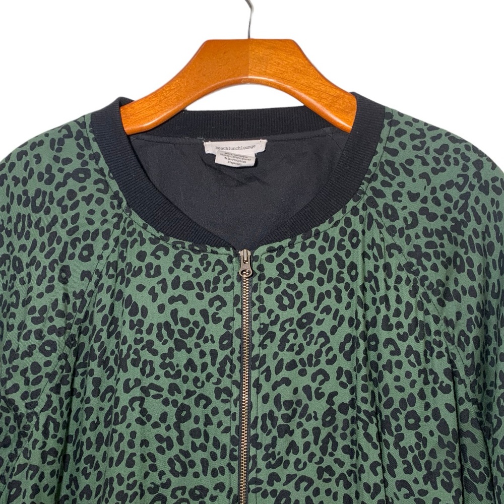 Great “neutral” track/bomber style jacket with leopard detailing.